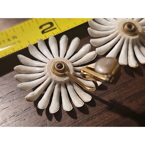 Vintage 1960s Mod Daisy Flower Clip Earrings White Soft Plastic Sarah Cov Style - Picture 6 of 6